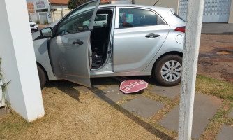 Após invadir preferencial e provocar acidente, motorista para em muro de residência