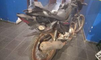 ‘Aviãozinho’ do tráfico tenta fugir da PM, cai com motocicleta e vai parar no hospital em Araputanga