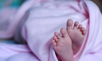 Avó encontra neta de um mês morta em cima da cama em Cáceres