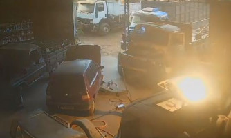Bombeiros evitam explosão de cilindro em chamas dentro de funilaria, em Pontes e Lacerda