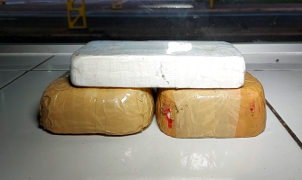 Cães farejadores localizam cocaína em fundo falso de caminhão baú em Pontes e Lacerda