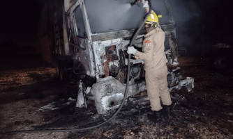 Caminhão é destruído pelo fogo em propriedade rural de Pontes e Lacerda
