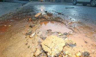 Cano de água estoura e asfalto cede no Jardim Morada da Serra
