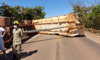Carreta carregada de calcário tomba na BR 174, em Pontes e Lacerda