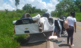 Carro capota com cinco ocupantes na BR 174, próximo de Pontes e Lacerda