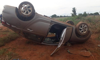 Carro capota e tia e sobrinha são encaminhadas ao Hospital Vale do Guaporé