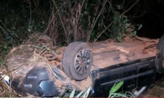 Carro com cinco ocupantes capota na BR 174