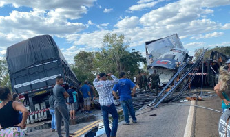 Colisão entre 4 carretas mata duas pessoas, em Cáceres