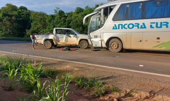 Colisão entre carro e ônibus mata uma pessoa e oito ficam feridas na BR 364