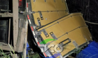 Condultores saqueiam mercadoria de caminhão após acidente na Br174 próximo a Adrianópolis