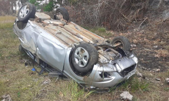 Duas pessoas ficam feridas após capotamento na BR-174