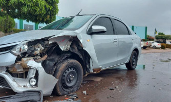 Durante chuva, carros colidem de frente em Pontes e Lacerda
