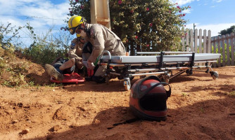 Em queda de moto, um fratura clavícula, outro sofre lesões na perna na estrada do Córrego da Onça