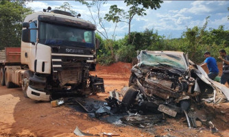 Empresário sofre acidente após batida de caminhão e Hillux, em Quatro Marcos