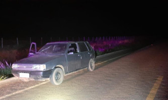 Força Tática apreende vaca morta dentro de Uno na estrada do Matão