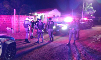 Homem transtornado ataca policiais após espancar a própria mãe