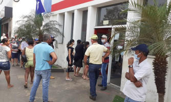 Idosos e gestantes ficam horas na fila aguardando atendimento no Banco