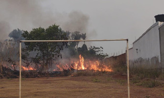 Incêndio de grandes proporções quase atinge residências no Jardim Santa Fé