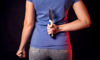 Inconformada com fim do relacionamento mulher tenta matar ex e a atual namorada dele