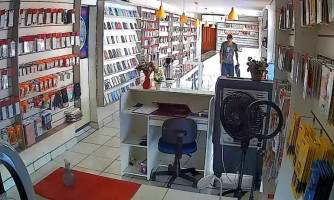 Ladrão invade estabelecimento comercial em plena luz do dia e leva vários itens