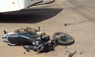 Mais um acidente: ônibus e moto colidem no Centro de Pontes e Lacerda