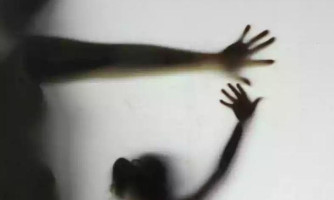 Menina de 12 anos é estuprada pelo padrasto com a permissão da mãe