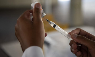 Menos mortes de idosos por covid-19 indicam avanço de vacina