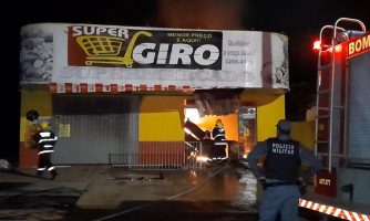 Mercado fica totalmente destruído em incêndio registrado durante a madrugada