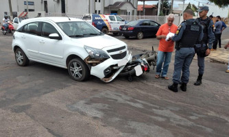 Moto fica presa embaixo de carro no centro de Pontes e Lacerda