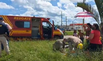 Motociclista atravessa rodovia sem prestar atenção e bate em caminhão