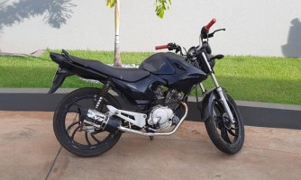 Motociclista e passageiro ficam feridos após colisão com carro