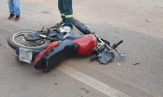 Motociclista fica desacordado em acidente na avenida Santos Dumont