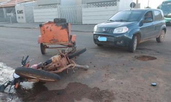 Motociclista fica ferido após invadir preferencial e causar acidente