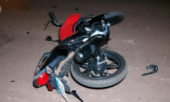 Motociclista morre ao colidir na traseira de caminhão