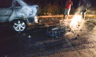 Motociclista tem corpo queimado após colidir contra carro parado e sem sinalização