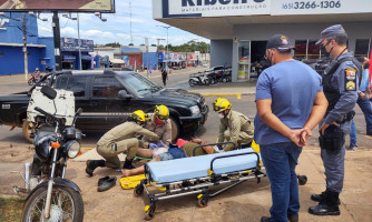 Motociclista ultrapassa pelo lado direito e provoca acidente na rua Goiás