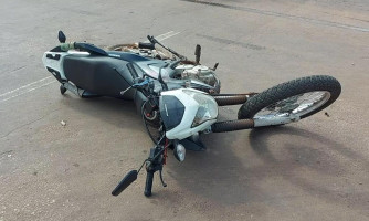 Motoclista bate em carro que invade preferencial na Vila Guaporé