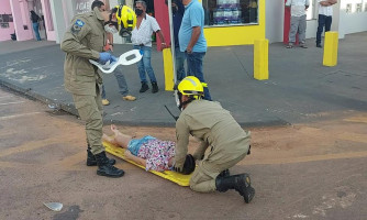 Motorista invade preferencial e bate em motociclista que carregava uma criança