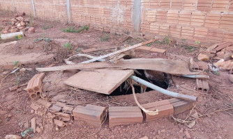 Mulher cai em fossa séptica e é socorrida por moradores no bairro Jardim Esperança