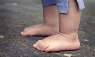 Mulher penhora filho de 2 anos na boca de fumo em MT