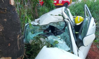 Pai e filho ficam presos nas ferragens de veículo em acidente na BR 174; criança sofreu fratura exposta