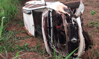 Pick-up Oroch fica destruída em capotamento registrado na MT- 473