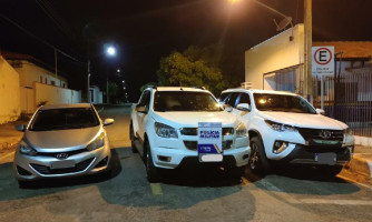 PM liberta família mantida em cárcere, recupera três veículos e prende criminosos