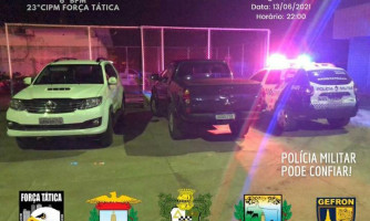 Quadrilha armada invade casa, rende família durante jantar e leva dois veículos