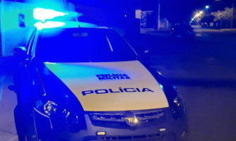 Suspeito com mandado de prisão em aberto atira na própria perna e acaba preso
