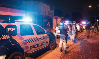 Suspeitos são conduzidos à delegacia por crime de homofobia em Jauru