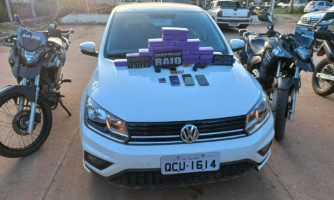 Suspeitos tentam fuga, mas são presos com carro roubado, armas e drogas