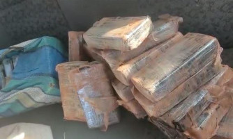Traficantes transportam drogas no banco de passageiros e são presos pela Polícia Civil, em PL