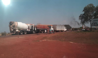 Três caminhões se envolvem em acidente na BR-174