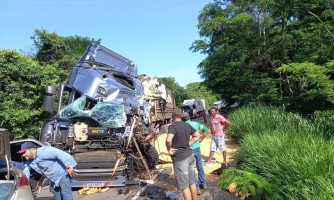 Urgente: duas carretas colidem frontalmente na BR 174
